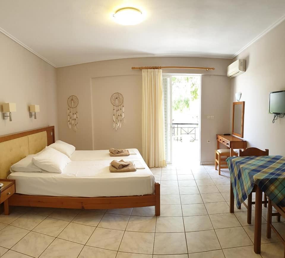 Calypso Beach Hotel Loutra Aidhipsou Exteriör bild