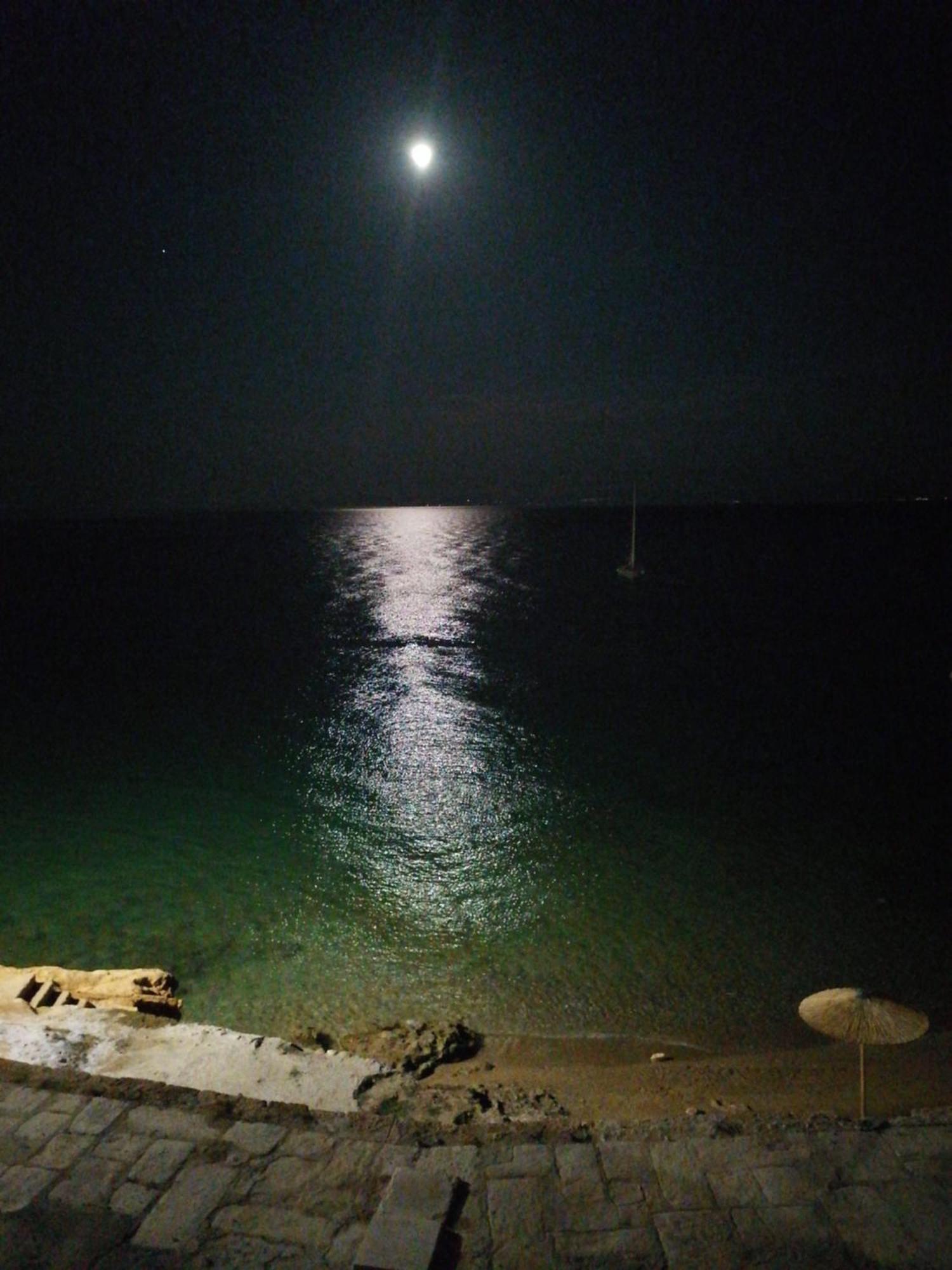 Calypso Beach Hotel Loutra Aidhipsou Exteriör bild