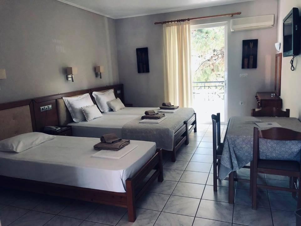 Calypso Beach Hotel Loutra Aidhipsou Exteriör bild